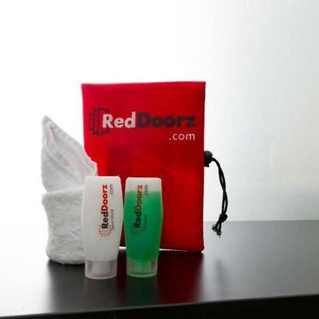 Reddoorz Plus near Makassar Town Square Bagian luar foto