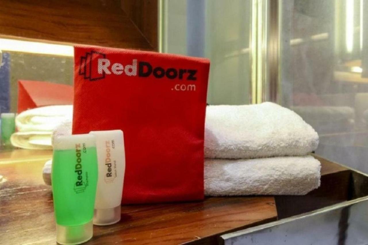 Reddoorz Plus near Makassar Town Square Bagian luar foto